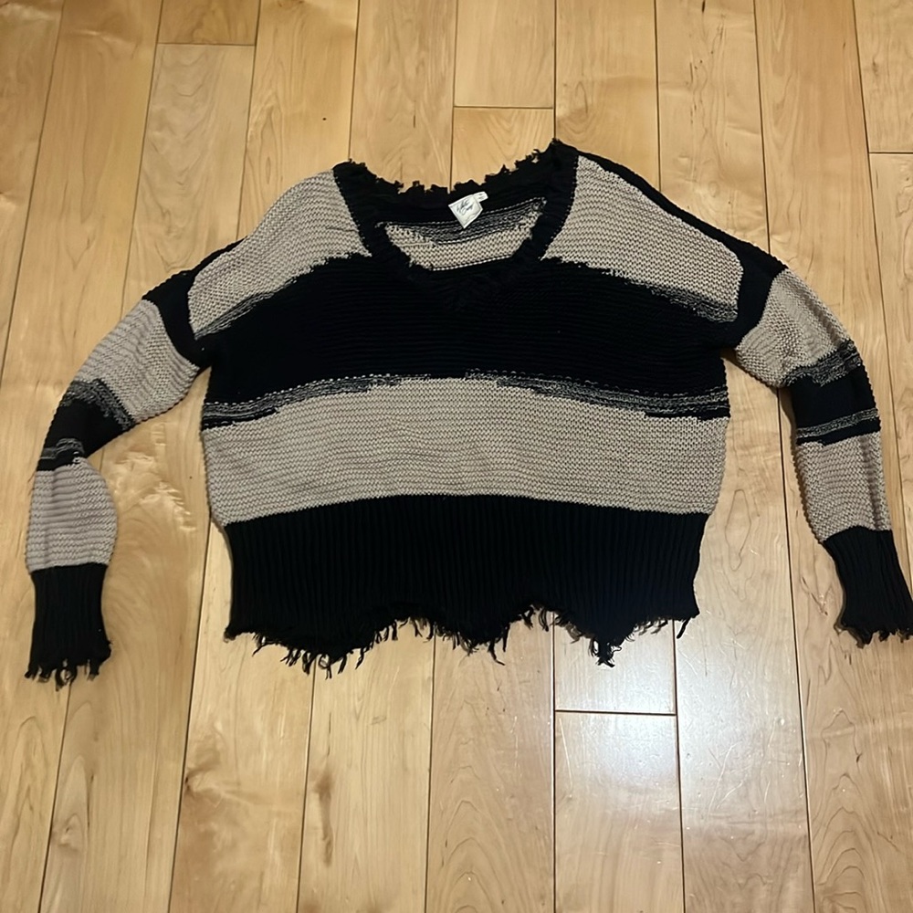 Oversized sweater, fringed ends